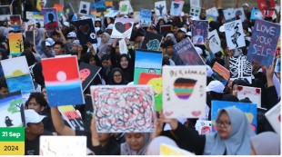Ribuan Mahasiswa Baru UM Surabaya Ekspresikan Kesehatan Mental Lewat “Brainpression”