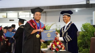 Masya Allah! Usia 21 Tahun, Wisudawan Ini Raih Tiga Gelar Sekaligus