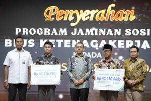 Menteri Kebudayaan Fadli Zon Serahkan Jaminan Sosial Ketenagakerjaan Kepada Maestro Seni