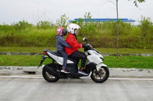 6 Cara Aman untuk Boncengin Anak Pakai Sepeda Motor