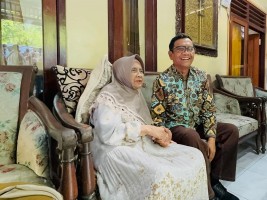 Mahfud MD Kenang Mendiang Sang Ibu sebagai Sosok Hebat Sabar, Sederhana, dan Selalu Jujur