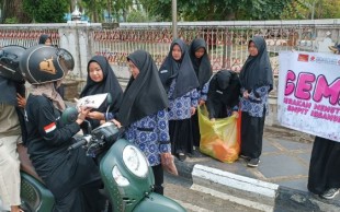 Pelajar SMP di Kalsel Bagikan 1.000 Hijab Gratis ke Masyarakat