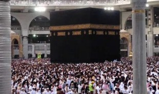 Fenomena Selfie di Tempat Suci: Antara Ibadah dan Media Sosial