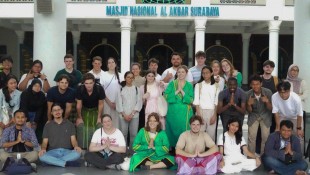28 Mahasiwa Asing di ITS Kagumi Arsitektur Masjid Al Akbar Surabaya
