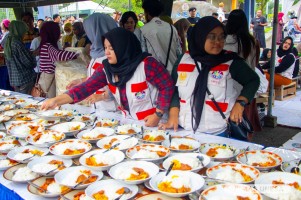 Ciptakan Kebersamaan, Unesa Gelar Buka Puasa Bersama Masyarakat Selama Ramadhan