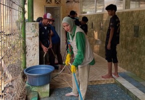Uber Pahala Ala Zaskia Adya Mecca, Bersih-bersih Masjid Terdampak Banjir Bekasi