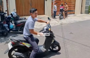 Momen Rio Haryanto Pulang Shalat Naik Motor Sejuta Umat