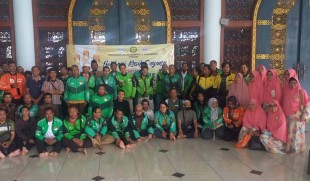 Muslimah Masjid Al-Akbar Surabaya Bagikan Paket Sembako untuk Ratusan Driver Ojol