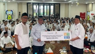 Dukung Ekonomi Mustahik, Jamkrindo Syariah Serahkan Dana Zakat Rp902 Juta Melalui BAZNAS RI