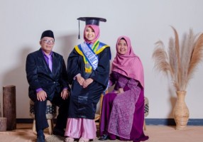 Kisah Umni Afifah, Anak Pedagang Keliling yang jadi Lulusan Terbaik UMP