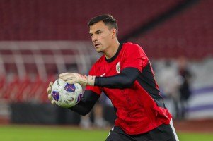 Kiper Utama Timnas Absen Lawan China, Siapa yang Gantikan Maarten Paes?