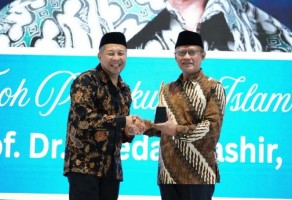 Ketum PP Muhammadiyah Haedar Nashir Terima Penghargaan Tokoh Perbukuan Islam 2025