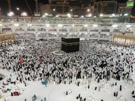 Saudi Imbau Jamaah Umrah Pakai Masker dan Hand Sanitizer saat di Masjidil Haram