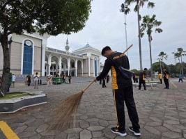 Hari Bhayangkara ke-79, Puluhan Personel Polda Jatim Bersih-Bersih Masjid Al-Akbar