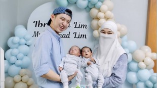 Ustaz Dennis Lim Bagikan Cokelat di Pesawat, Khawatir Anak Rewel Ganggu Penumpang Lain