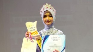 Bangganya UIN Cirebon, Fitri Ayu Khoirunnisa Juara I Puteri Muslimah Nusantara Jawa Barat 2025