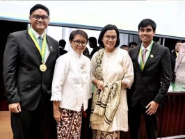 Momen Retno Marsudi dan Sri Mulyani Kompak Hadiri Wisuda Anak di UI