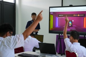Papan Interaktif Digital dengan Fitur Ramah Disabilitas Mudahkan Murid Tunanetra Belajar