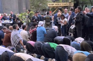 Demonstran Serukan Setop Genosida Usai Gelar Shalat Jumat di Gedung PBB