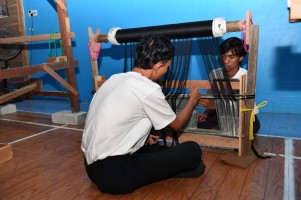 Kerja Sama Kemendikdasmen dan Dekranas Gelar Kursus Tenun Nusantara