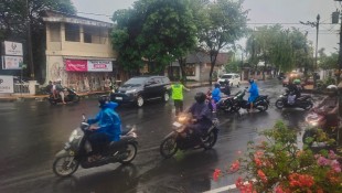 BMKG Peringatkan Curah Hujan Meningkat, Puncak Musim Hujan Diprediksi Terjadi Hingga Awal 2026