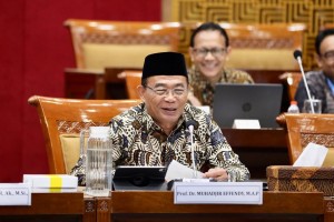 Menjadi Besar Tanpa Bersuara: Membaca Jejak Keteladanan Muhadjir Effendy