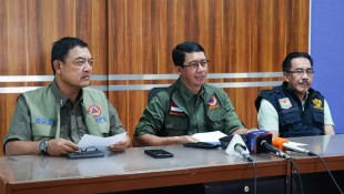 Kunjungi Wilayah Banjir Sumatera, Kepala BNPB Minta Maaf Usai Sebut Bencana Tampak Besar di Medsos Saja