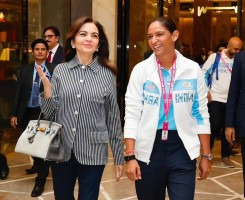 Taipan Memang Beda, Nita Ambani Santai Jinjing Tas Mewah Rp6 M Berhias Liontin Berlian