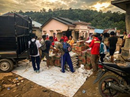 Respons Cepat Bencana, NHM Salurkan Bantuan Sosial bagi Pengungsi di Sumatera Utara