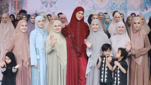 Tengok Anggunnya Paula Verhoeven dan Celine Evangelista sebagai Muse Busana Syari