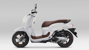 Bedah spesifikasi Honda Scoopy terbaru yang tampil lebih stylish dan tetap irit bahan bakar.