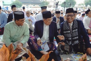 JK, Mahfud MD, dan Anies Baswedan Shalat Idulfitri di Masjid Al Azhar Jakarta