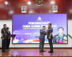Perkuat Ketahanan Nasional, Kasad Dianugerahi Tanda Alumni Kehormatan Lemhannas RI