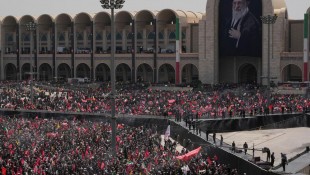 Prosesi Pemakaman Ali Khamenei Menjadi yang Terbesar dalam Sejarah Modern