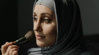 Rias Wajah Waterproof, Waspada agar Wudhu Tetap Sah