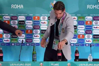 Usai Ronaldo dan Pogba, Locatelli Ikut Singkirkan Botol Coca-Cola