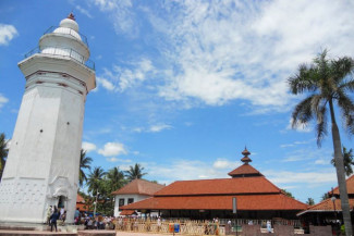 Masjid Agung Banten: Persilangan Arsitektur Jawa, China, dan Belanda