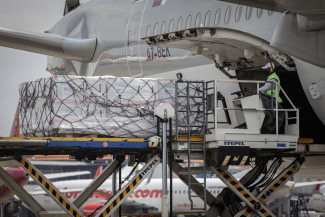 Pengiriman Tahap Pertama, 3 Juta Dosis Vaksin Moderna Tiba di Indonesia