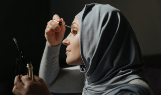 Kiat Hilangkan Noda Kosmetika yang Menempel di Hijab