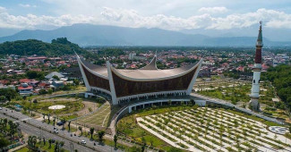 Pesona Wisata Halal Sumatera Barat, dari Masjid Agung Hingga Pantai Air Manis