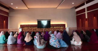 Diajarkan Mengaji, Para Waria Niat Hijrah dan Mendalami Islam