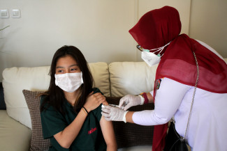 Indonesia Gelar Vaksinasi Door to Door dan Pelajar di 14 Provinsi