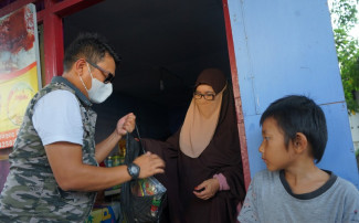 Komunitas Gold Bike Bagikan 250 Paket Bahan Pokok bagi Warga Terdampak PPKM