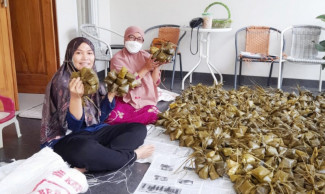 Fatayat Bogor Bagikan 1.000 Ketupat untuk Warga Terdampak Pandemi