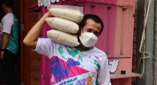 Tak Hanya Daging, Qurban Care Beri Sembako dan Uang untuk Beli Bumbu