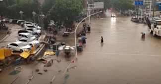 Wilayah Zhengzhou Terendam Banjir Setelah Diguyur Hujan Lebat