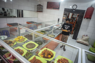 Warteg Buka Sampai Jam 8 Malam, Waktu Makan di Tempat 20 Menit