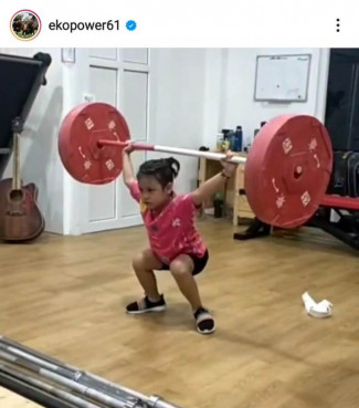 Putri Peraih Perak Olimpiade Berlatih Angkat Besi, Netizen Doakan Jadi Atlet Nasional
