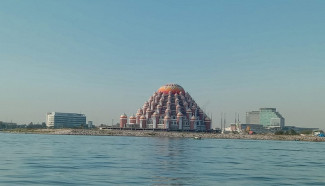 Miliki 99 Kubah, Masjid Ini Pikat Pelancong Pantai Makassar