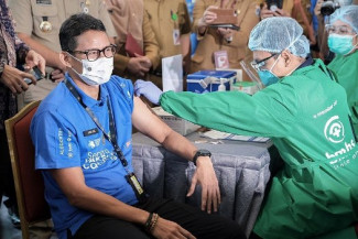 Sandiaga Uno Tinjau Vaksinasi untuk Pelaku Ekonomi Digital di Depok